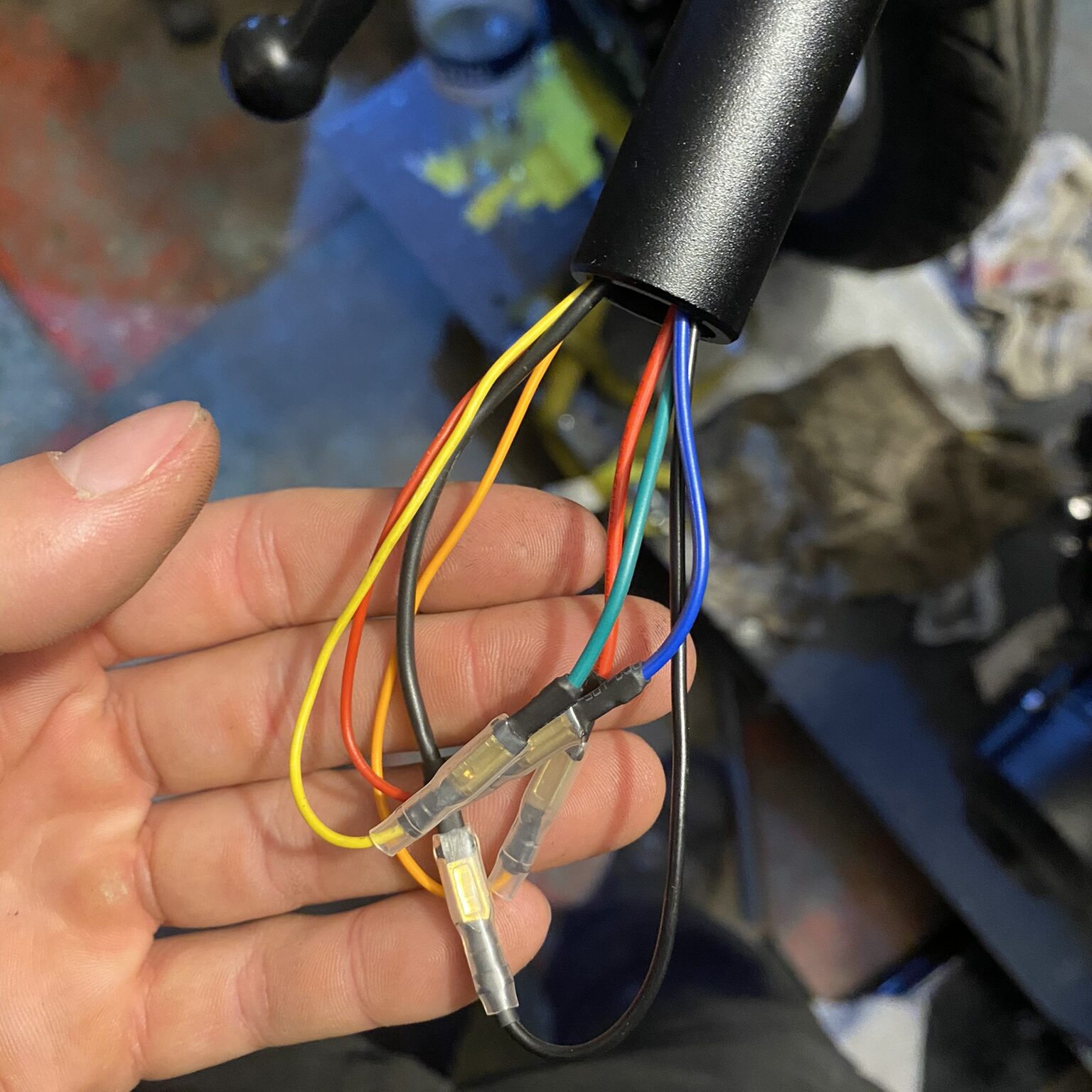 Clean wiring hidden inside the handlebars